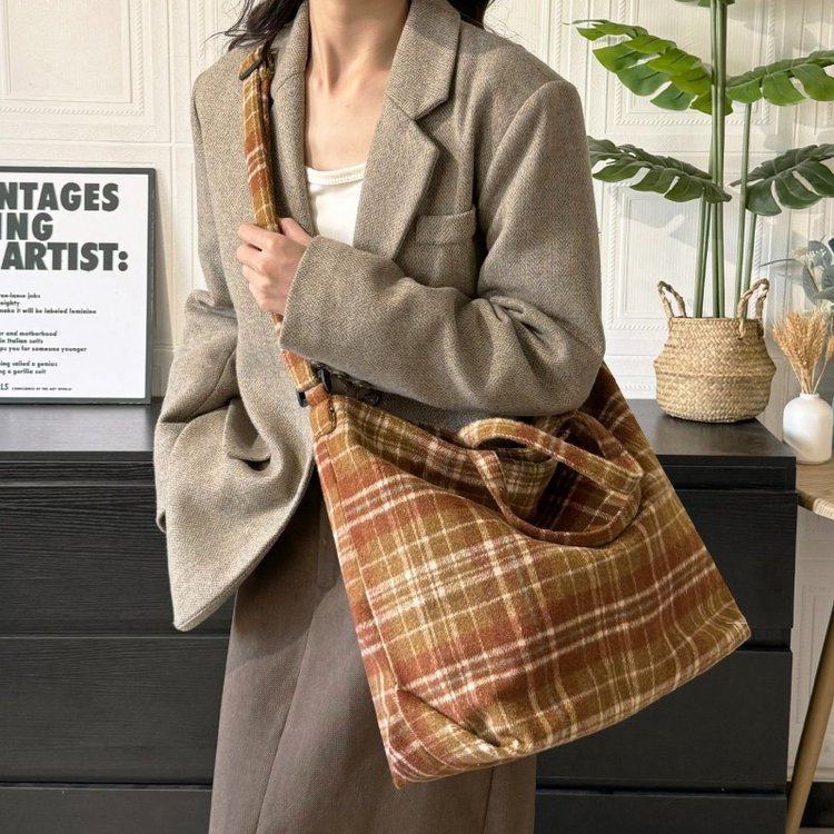Women's Wool Tote Bag with Quilted Design and Lock Zip Closure - 2024 Winter - Image 3