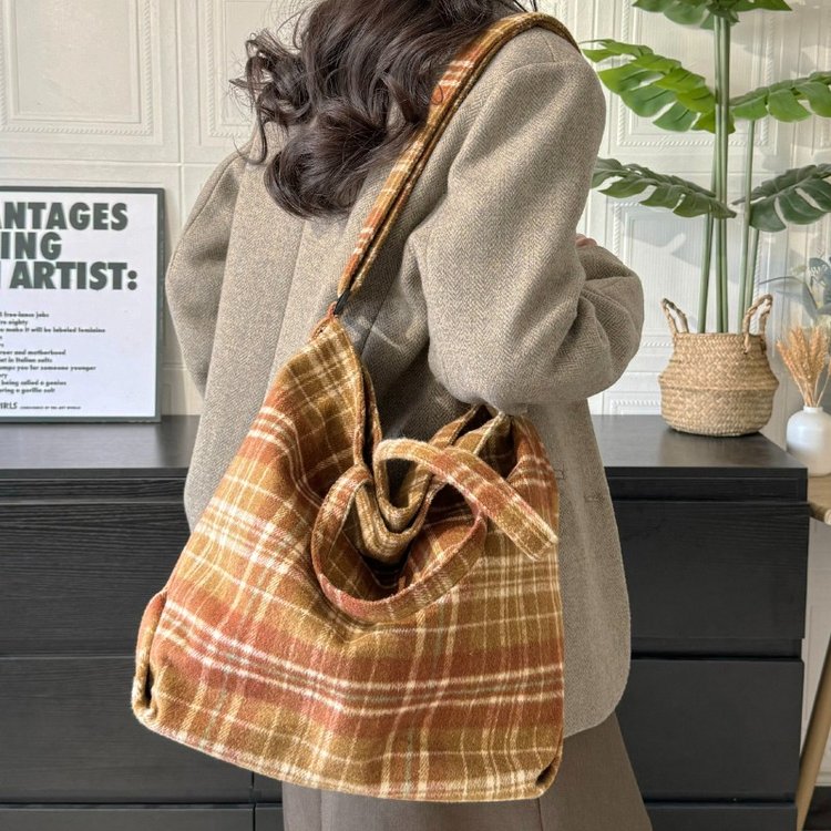Women's Wool Tote Bag with Quilted Design and Lock Zip Closure - 2024 Winter - Image 2