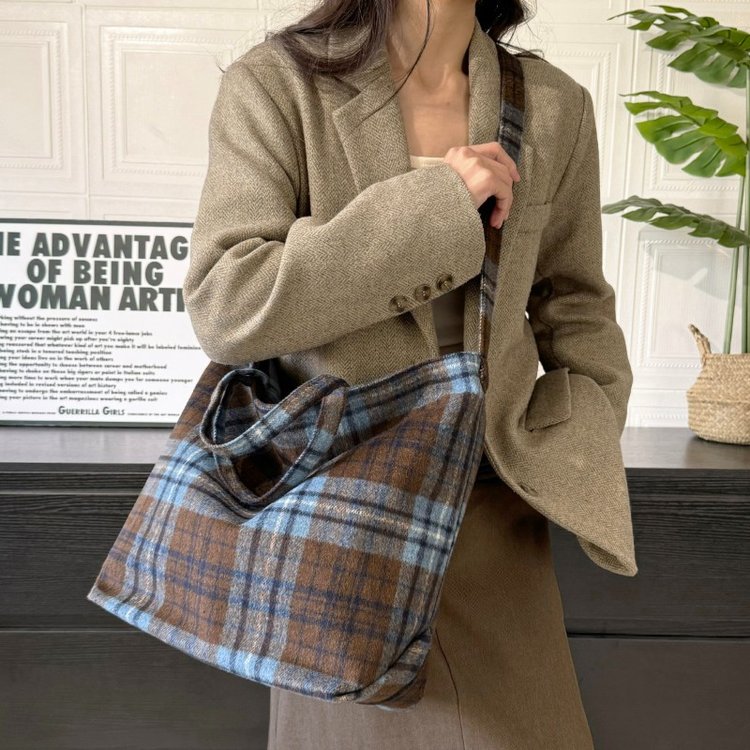Women's Wool Tote Bag with Quilted Design and Lock Zip Closure - 2024 Winter