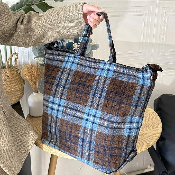 Women's Wool Tote Bag with Quilted Design and Lock Zip Closure - 2024 Winter - Image 4