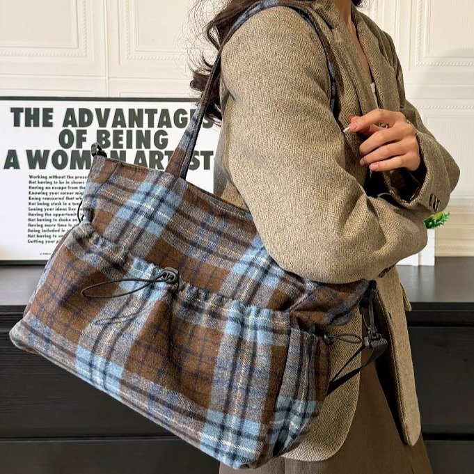 Wool Tote Bag with Magnetic Zip Closure and Diamond Quilted Design - Image 4