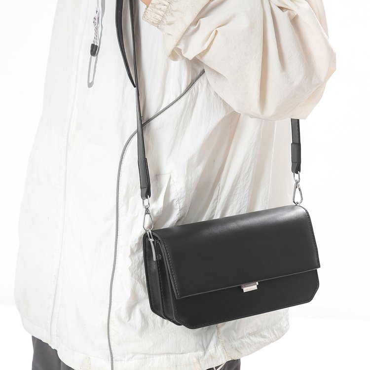 Women's Single Shoulder Crossbody Bag with Magnetic Closure - Medium - Black